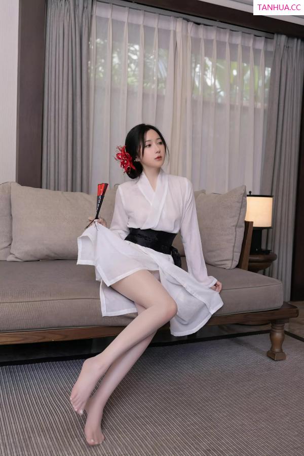 鱼子酱fish  [XiuRen]高清写真图 2025.07.04 No.10514 鱼子酱Fish 白色丝袜第8张图片